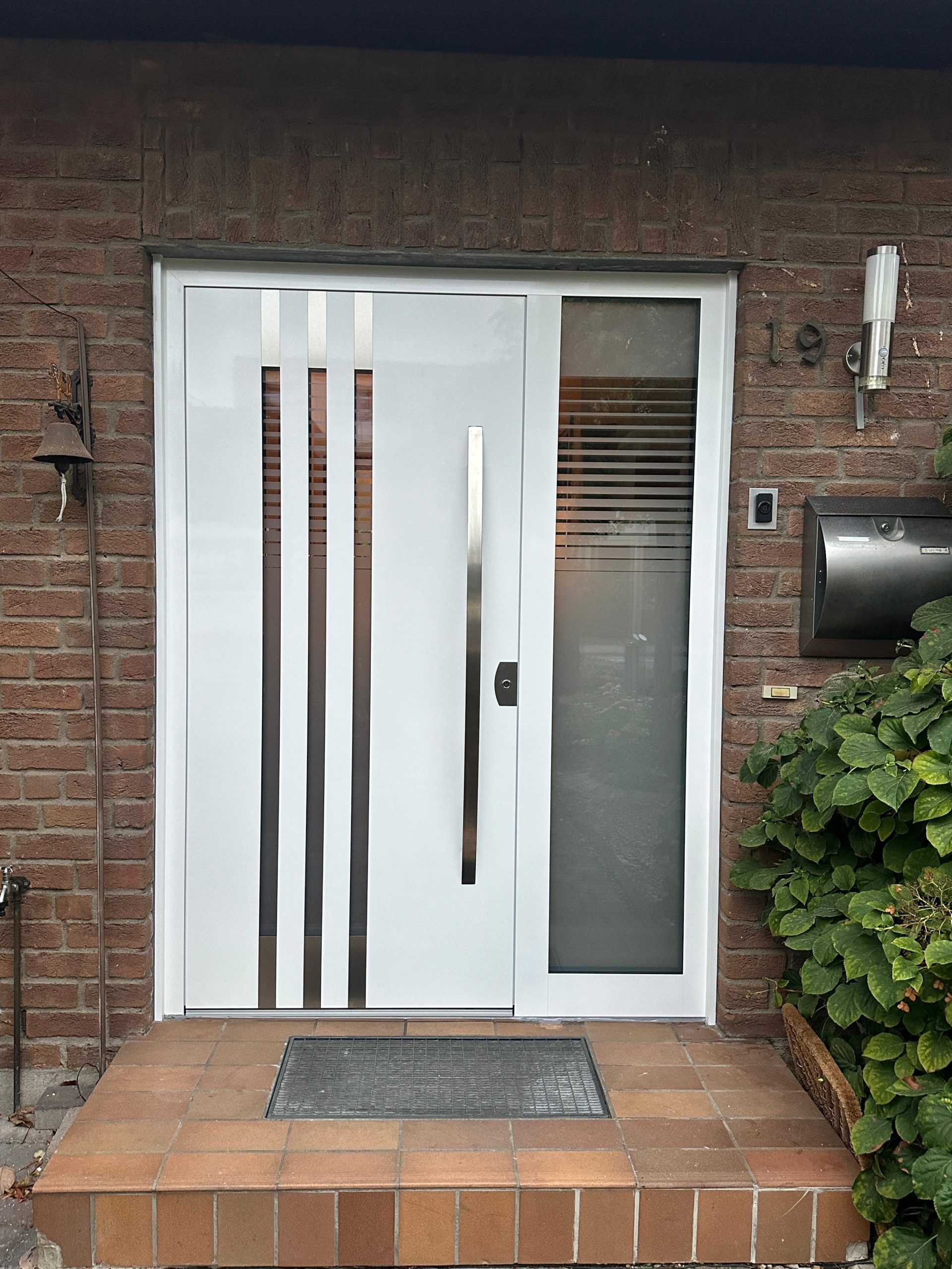 Nowoczesne drzwi wejściowe w eleganckiej realizacji