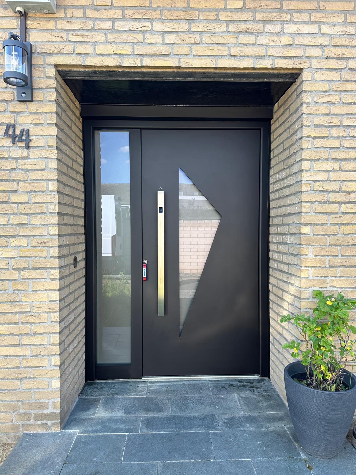Luksusowe drzwi wejściowe dopasowane do architektury domu